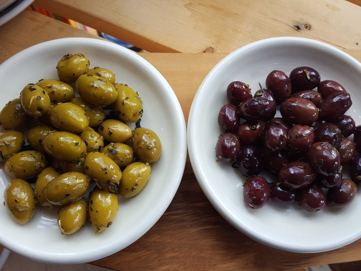 Olives Niçoises et Picholines en dégustation!! 
#avenuemontroyal #yuleat #huiledolive #balsamique