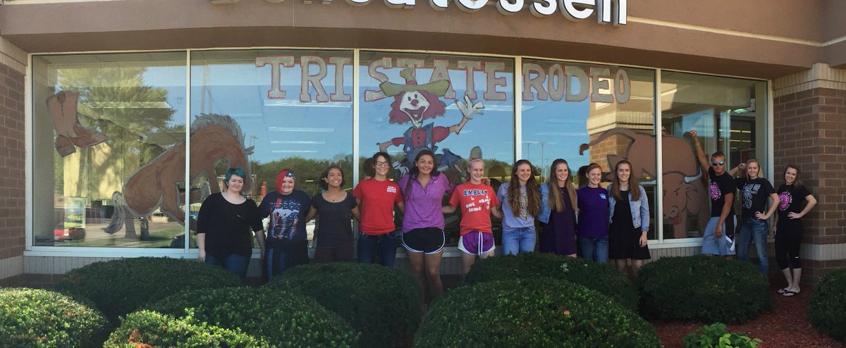 CentralLeeCSD's tweet photo. Thanks to @HyVee in Ft Madison for the opportunity to paint the windows for #tristaterodeo #proud2bCL @HyVee_FortMad https://t.co/SN56QjOs9w
