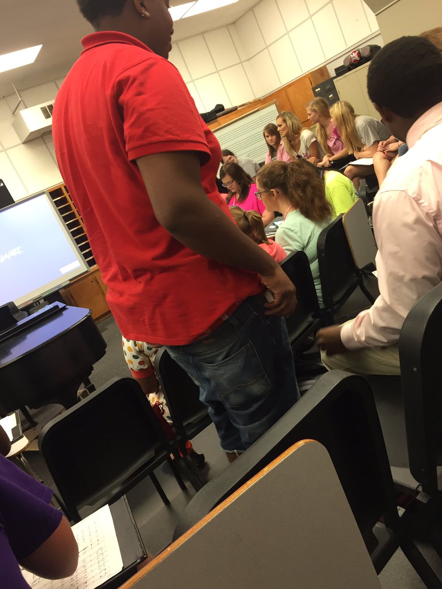 Money_Monto's tweet photo. 1,000 RT's and @FearsRyan has to wear a belt for the rest of this semester. https://t.co/VuKe29Oyoh