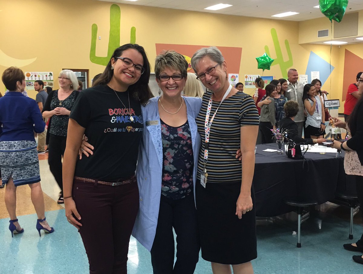 Lilybeeliever's tweet photo. Love our cultural exchange teachers! Beelieve 🐝🐝🐝 https://t.co/rKx5zOY4r6