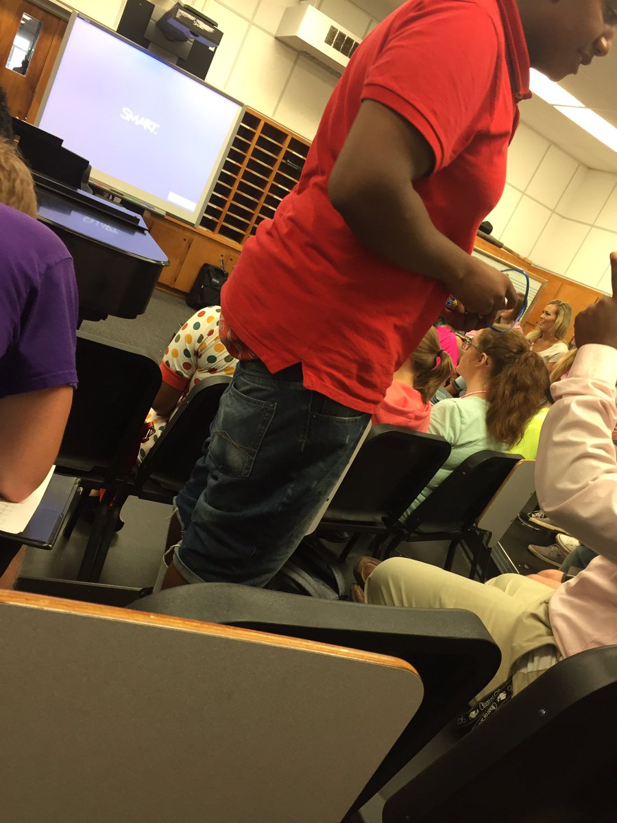 Money_Monto's tweet photo. 1,000 RT's and @FearsRyan has to wear a belt for the rest of this semester. https://t.co/VuKe29Oyoh