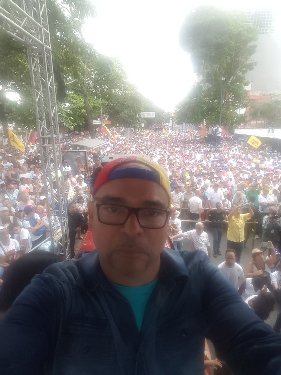 juliocmontoya's tweet photo. En la río de Janeiro #TomaDeCaracas cientos de miles @Pr1meroJusticia #RevocatorioYA https://t.co/Z1q1rtcjDR