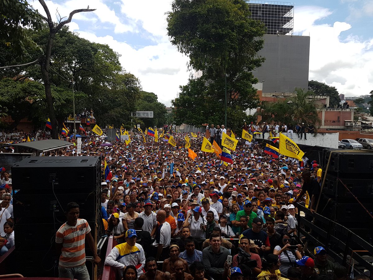 juliocmontoya's tweet photo. En la río de Janeiro #TomaDeCaracas cientos de miles @Pr1meroJusticia #RevocatorioYA https://t.co/Z1q1rtcjDR