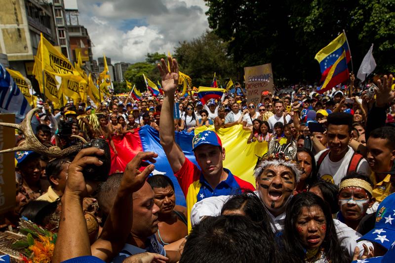 hispanopost's tweet photo. Henrique Capriles corrió por la Avenida Francisco de Miranda durante la #TomadeCCSHP https://t.co/z3f9veVZUS https://t.co/oDQLAoCF89