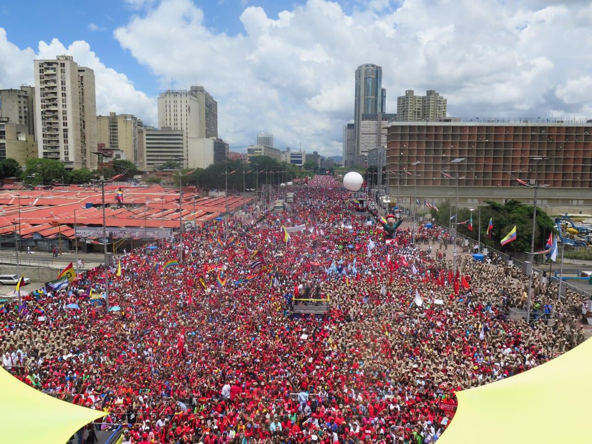 laradiodelsur's tweet photo. La verdad de Venezuela: Pueblo movilizado a pesar de los férreos ataques en su contra. #ElChavismoQuierePaz https://t.co/vQeFzy8AoE