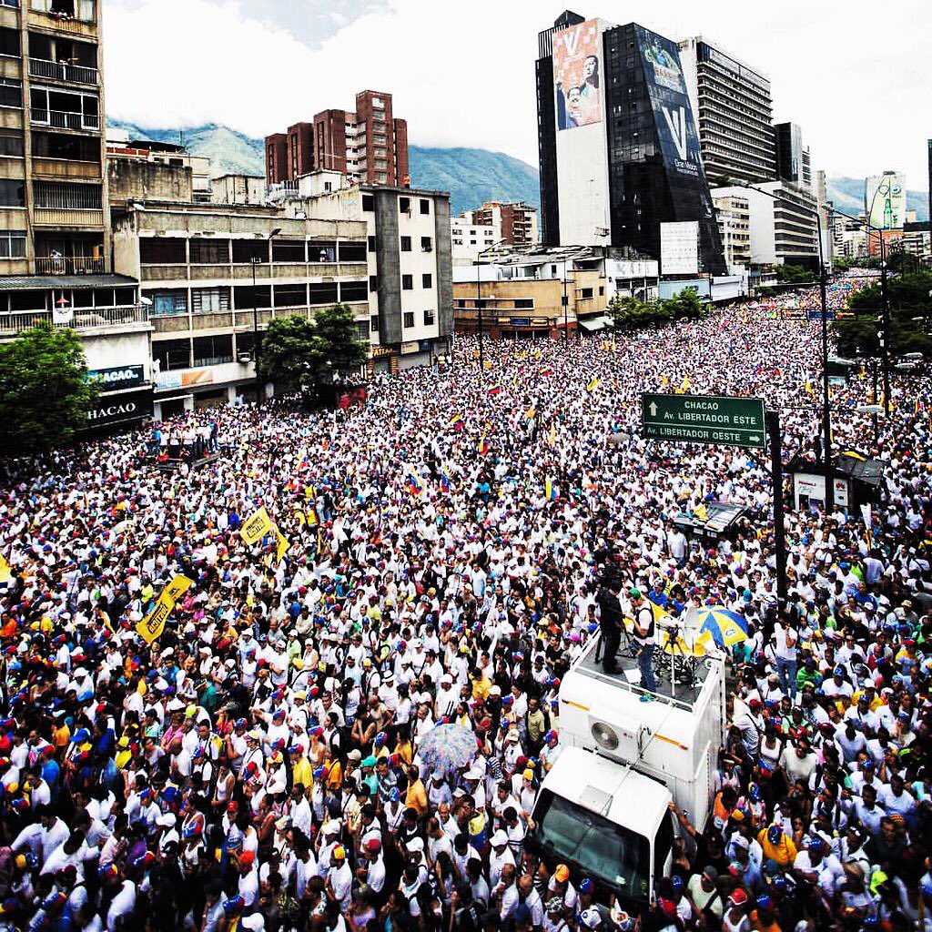 OscarNavas's tweet photo. Unidos seguimos demostrando que tener una mejor Venezuela ¡Sí es posible! #VzlaRevocaEnLaCalle https://t.co/T6Jeh9m7e4