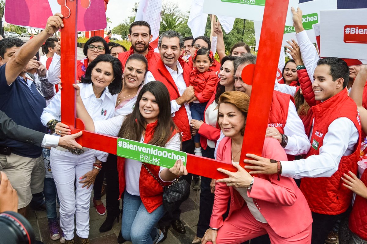 gerardogugo's tweet photo. Un fuerte abrazo para nuestro Presidente @EnriqueOchoaR, a seguir trabajando por México #FelizCumpleEnriqueOchoa https://t.co/4q8RUuFRt9