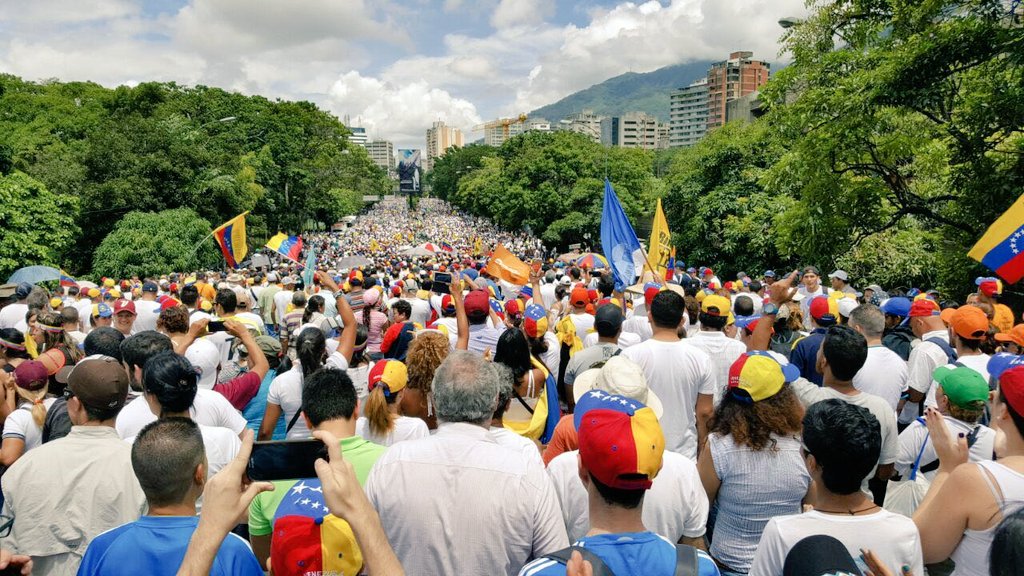Albert_Rivera's tweet image. Todo mi apoyo a los cientos de miles de venezolanos que hoy tomaron Caracas, pidiendo democracia y libertad ¡Fuerza!