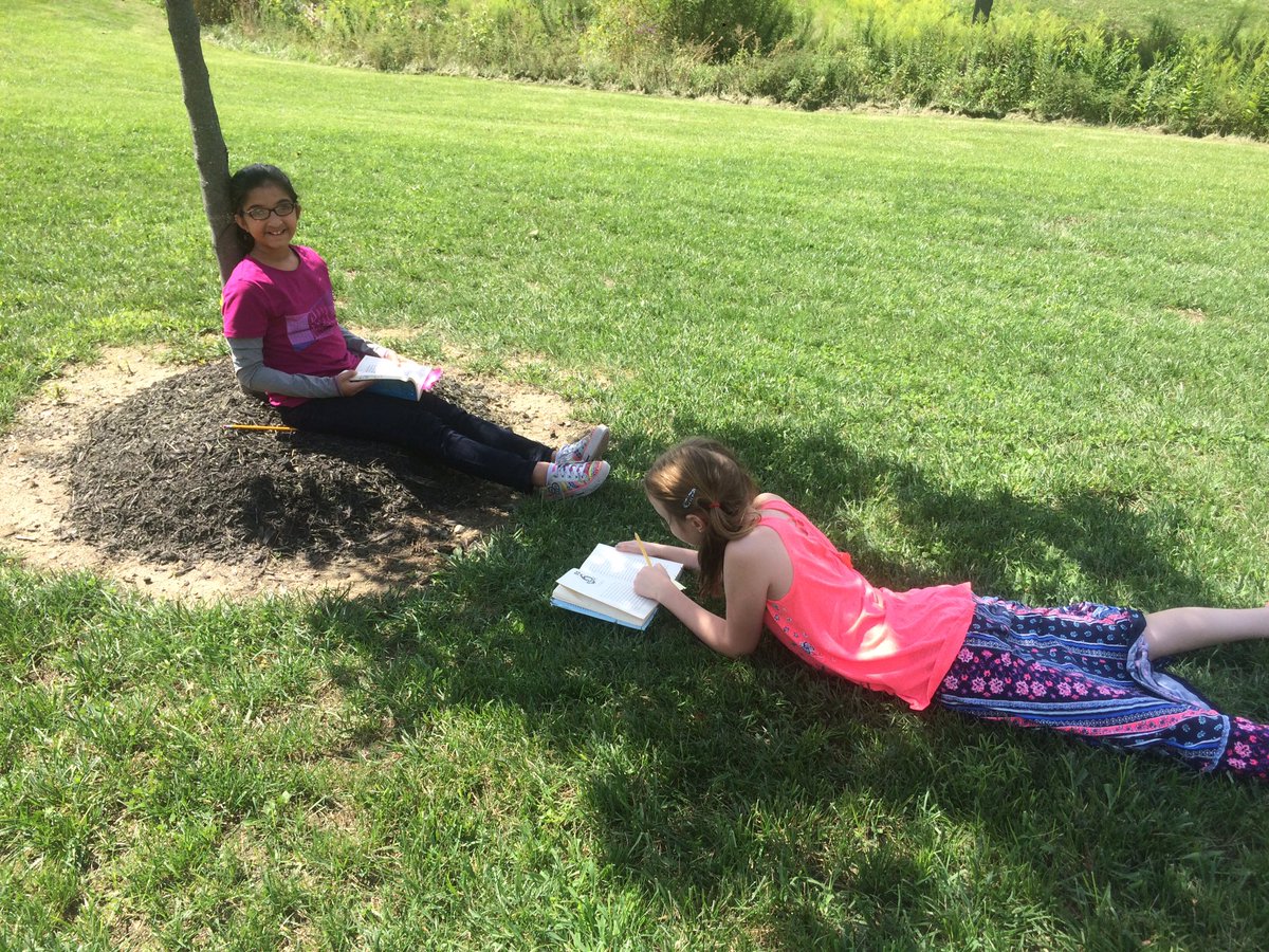 SycamoreSchools's tweet photo. Enjoying good books in this beautiful weather! #letshaveclassoutside @MapleDaleElem πβοΈ https://t.co/SpnqHd8Pvr