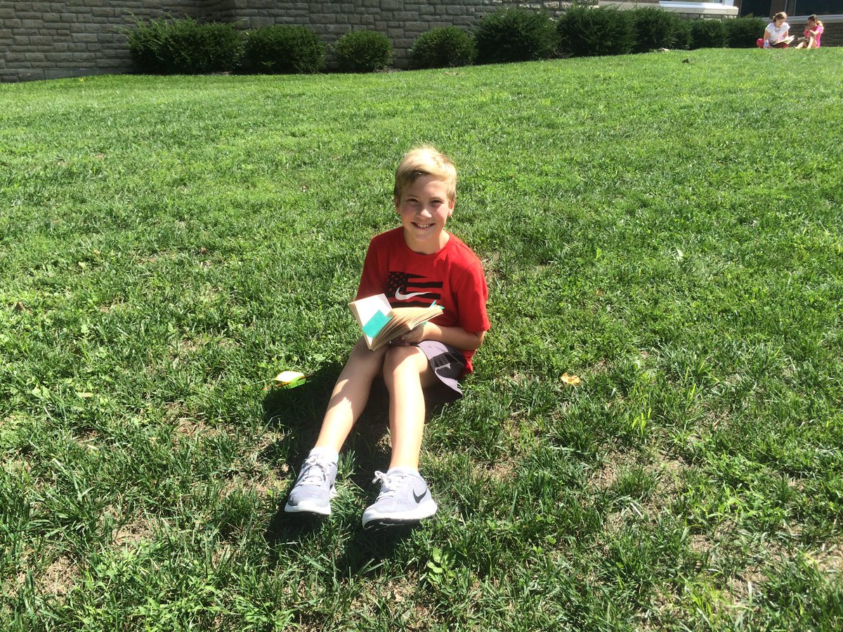 SycamoreSchools's tweet photo. Enjoying good books in this beautiful weather! #letshaveclassoutside @MapleDaleElem πβοΈ https://t.co/SpnqHd8Pvr
