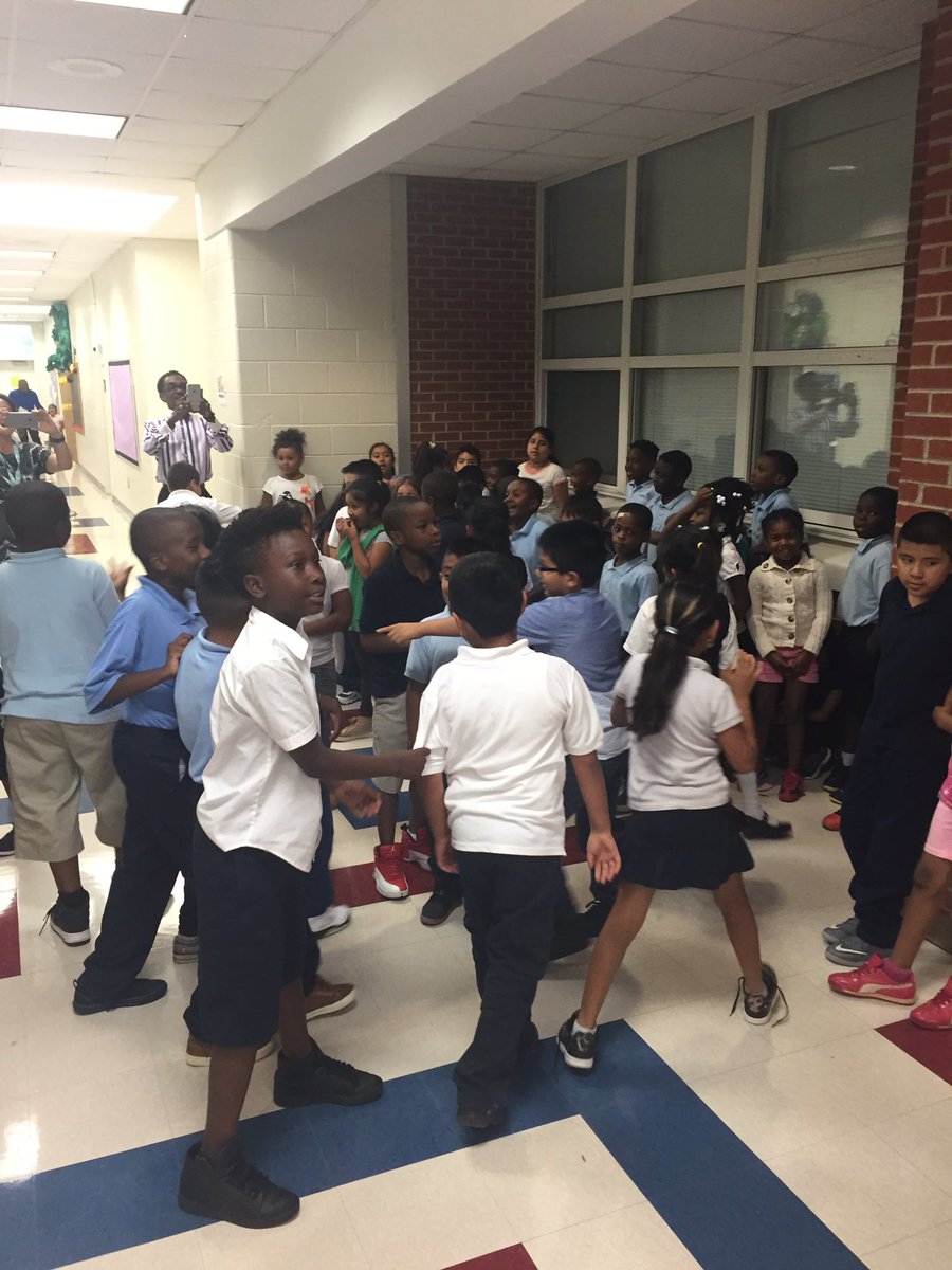 AKhan_EdS's tweet photo. Taking a moment to dance for perfect attendance @benteenes #1MPA @docdrewlovett @DrEmilyAMassey @apsupdate π
πππ https://t.co/ksaiqCv0Wl