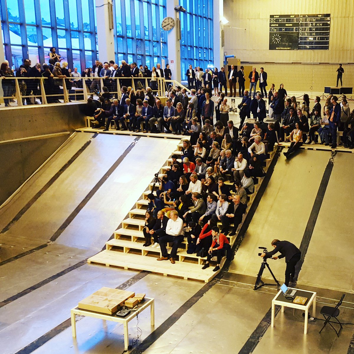 JulieAndersland's tweet photo. Kunst møter næringsliv i gamle sentralbadet. Så kult! #bergenassembly @BergenChamber https://t.co/9dA8jfikws