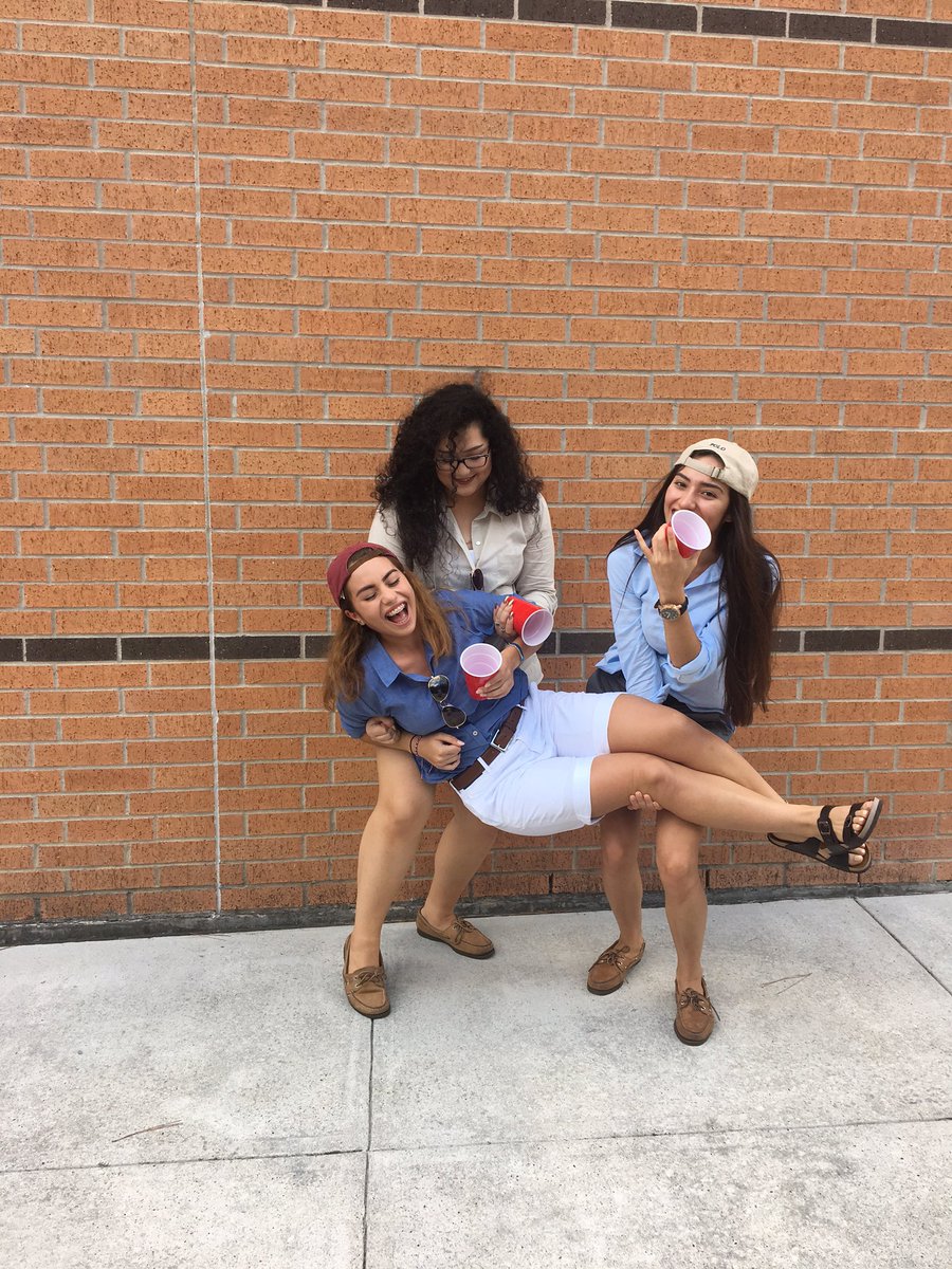 __Auroraa__'s tweet photo. #fratthursday cause friends all spring af https://t.co/NGsNjn4Z8R