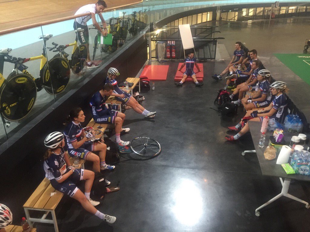 FournierRoxane's tweet photo. Bonne reprise de la piste sur le vélodrome de SQY cette semaine! Ça décrasse les poumons comme toujours !! 😂😂 https://t.co/HxN4PDVii9