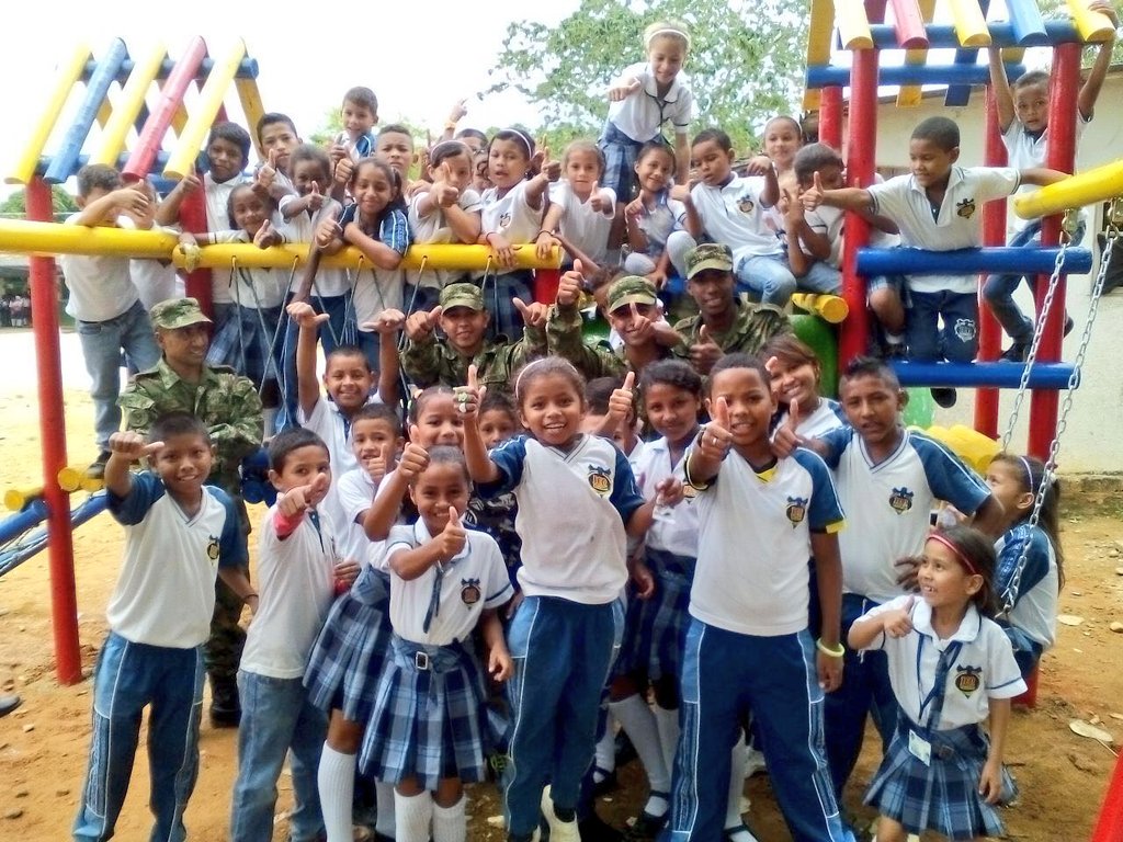 Ejercito_Div7's tweet photo. Niños de Puerto Claver municipio de El Bagre reciben parque infantil y agradecen a tropas de #BR11 #BAEEV 5 y #COPAI https://t.co/vbeCxenTv7