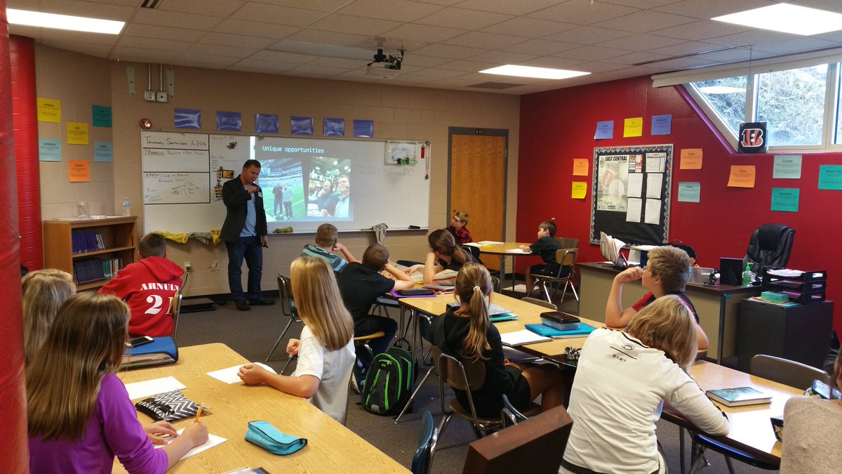 CoachJB4's tweet photo. More action w/ @MikedUp84 talking journalism! #SDLearningtolead #journalismiscool @SDCS_SUPER @mattdmaple @eagle993 https://t.co/hGaSLAPcB8