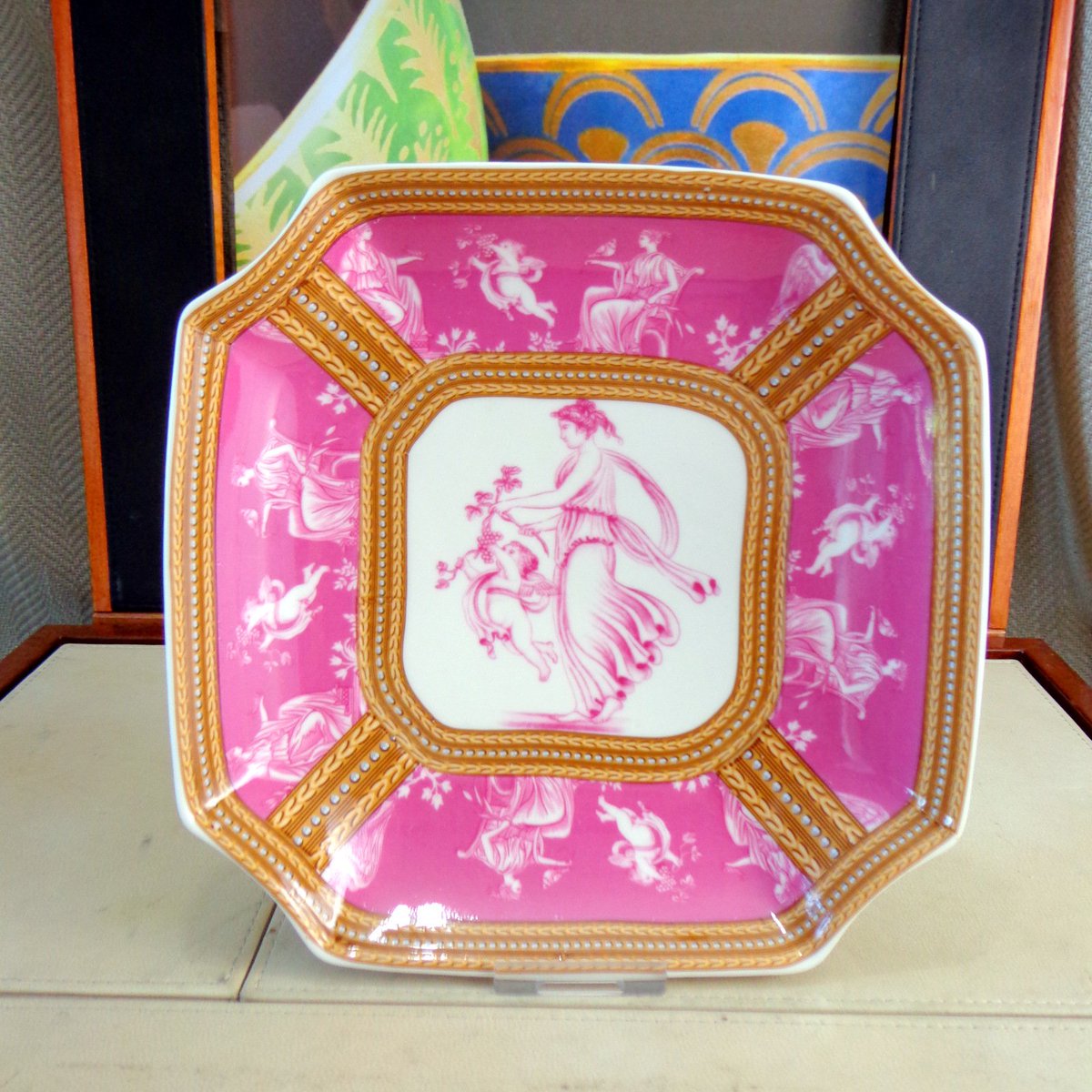 PahlaviLondon's tweet photo. Antique Style Dish in pompadour pink #AntiqueDecor #PompadourPink #ClassicalDecor https://t.co/VkVuGNdbLI https://t.co/YOTLuCi0N9
