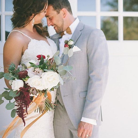 These two! 💕 We have the best clients ever. 🌷 flowers by @justynaevents 📷 photo by @sharal… ift.tt/2bFWrc3