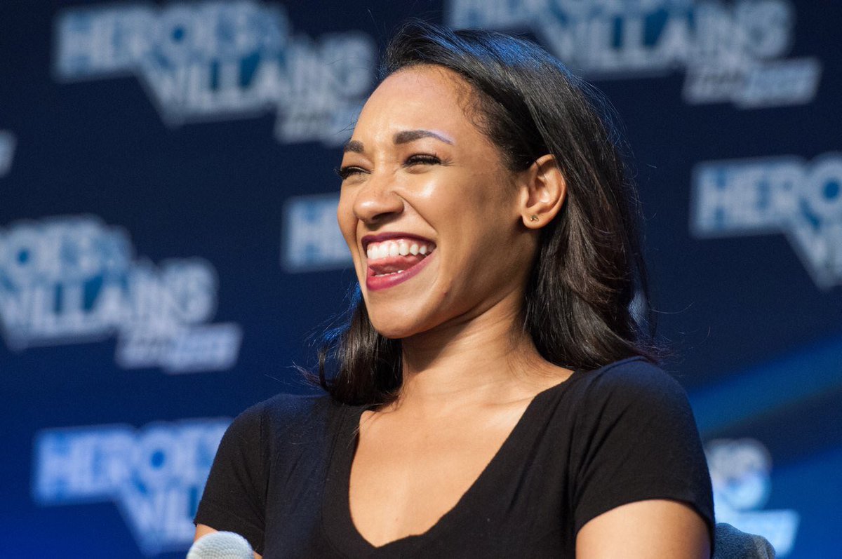 CANDICEPATTONN's tweet photo. How can you not love this cupcake 😍😍 https://t.co/FxJnMzodrX