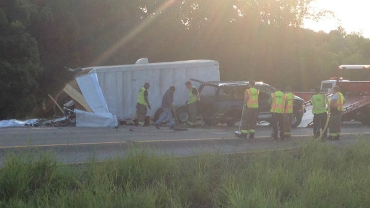 1 million bees swarm Lake County highway after truck crash bit.ly/2bG317p?utm_me… https://t.co/IXbMeJu6Sd