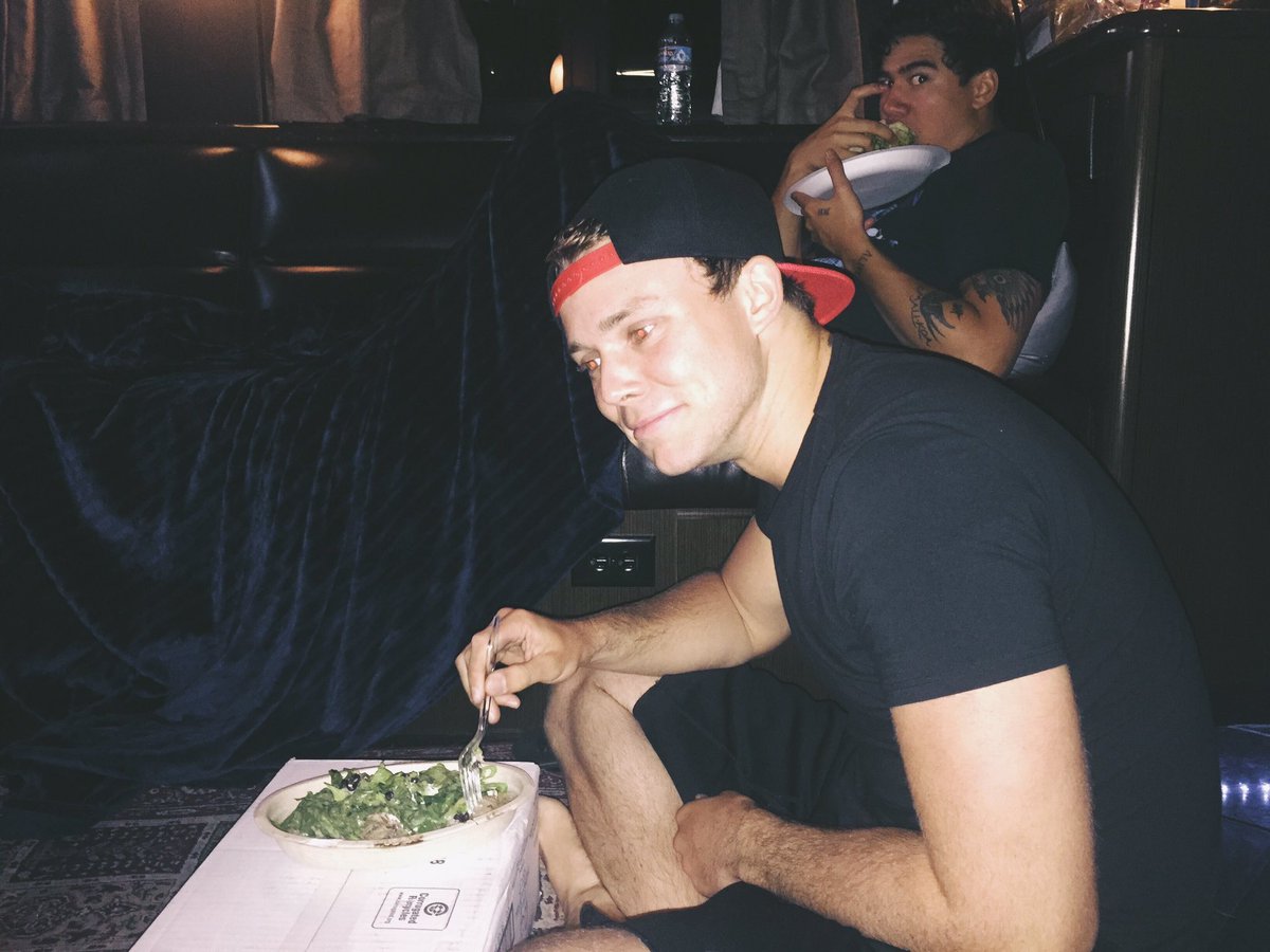 ccnstellction's tweet image. salad.