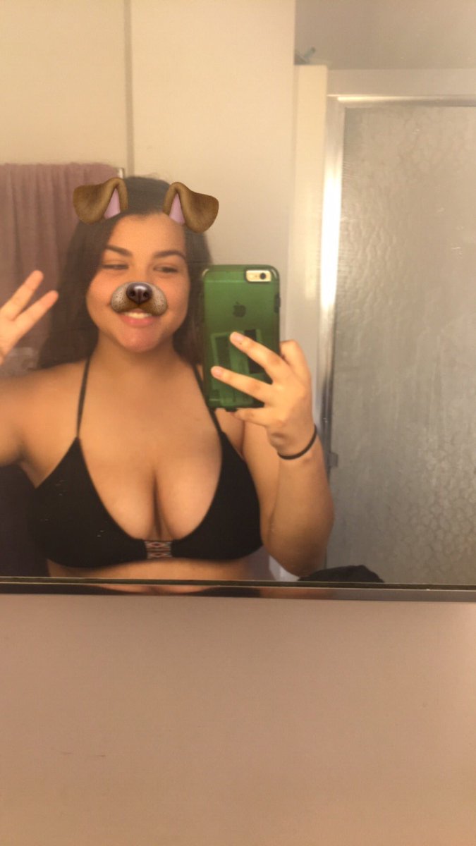 Isaabelox's tweet image. 🐶 Beach day in Maine, the water was cold but I was lowkey feelin myself on snap chat when we got home