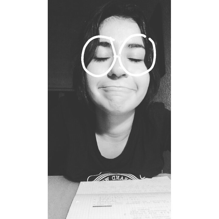 PilarTMMolina's tweet photo. Y con esta cara de melocotón arrugao' me voy a la cama. #Findexamenes https://t.co/4rEKNg99BG