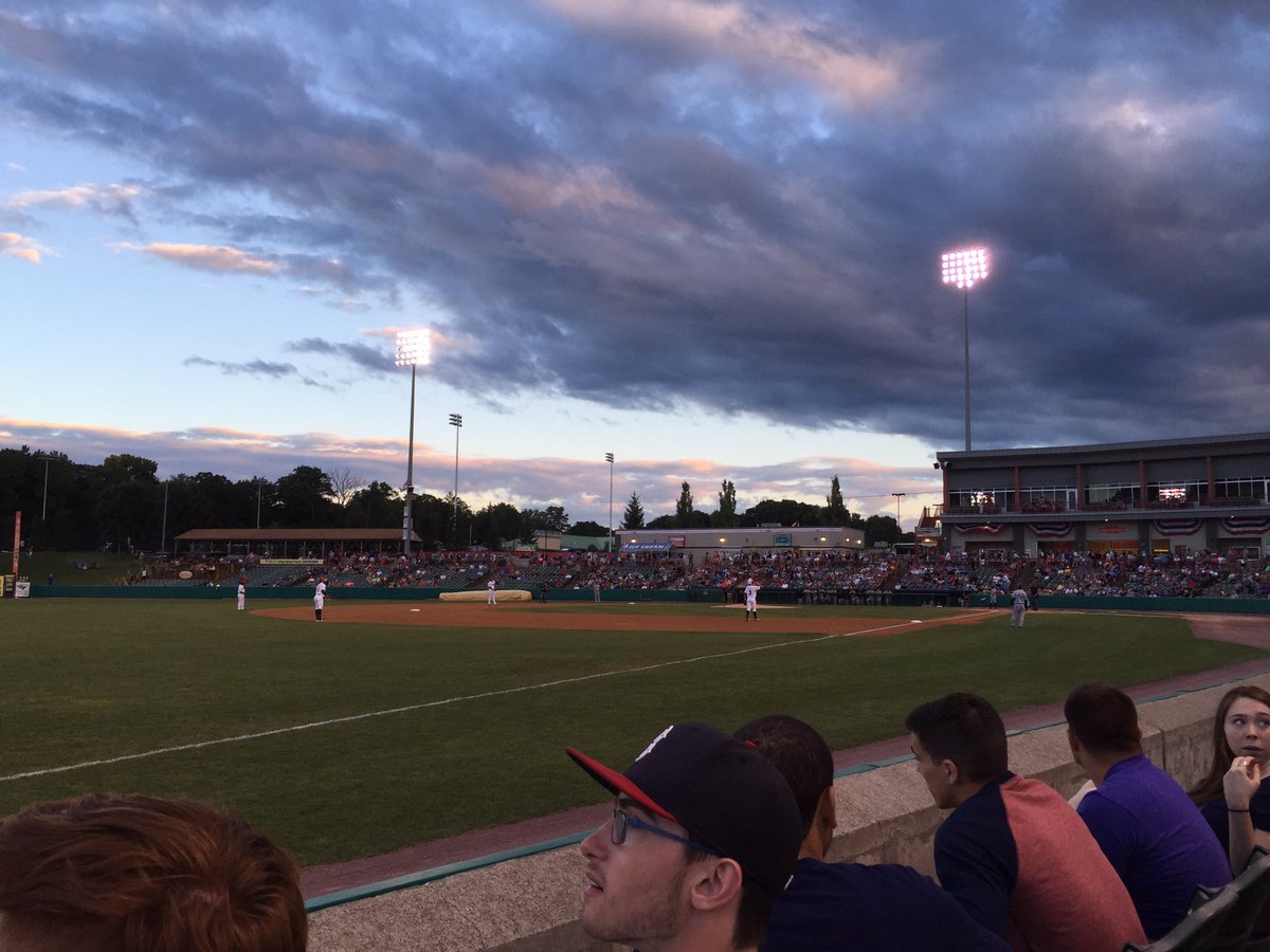OTL_Rainer's tweet photo. Enjoying @UAlbanyASBO first social event of the semester at the @ValleyCats game 👌🏼⚾️ https://t.co/ftztN373aq