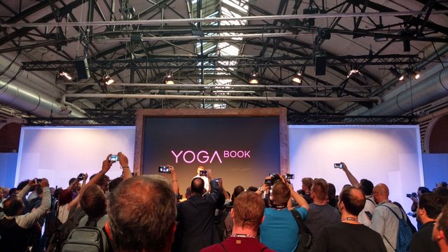 Zumbetas's tweet photo. Anoche en #LenovoLaunch con #YogaBook y #MotoMods https://t.co/cw1vLIxMVH #LenovoChampions https://t.co/yGxoMggk6R