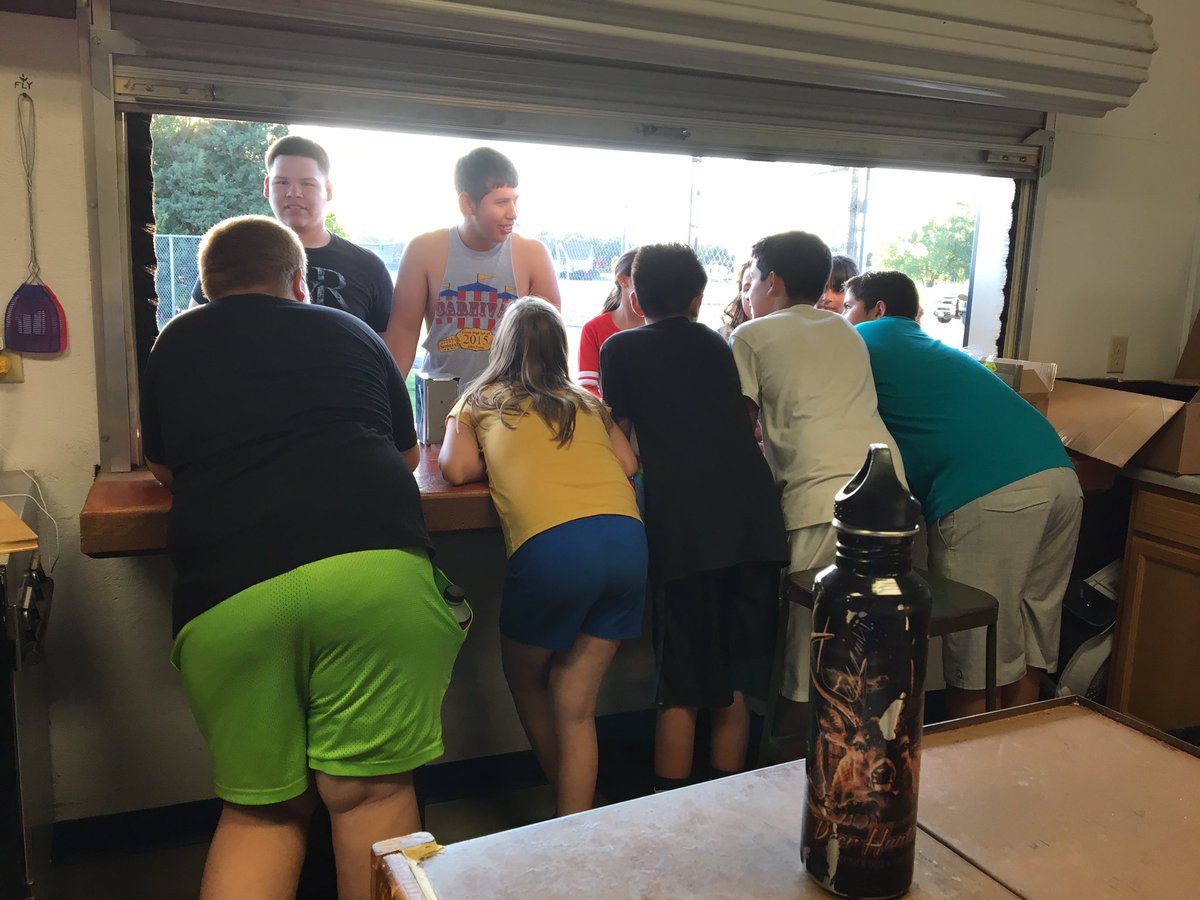FireMommaReid's tweet photo. 7th grade raising money for their field trip #concessions #LyonsLions #LyonsSchools https://t.co/WIQerkK5Q5