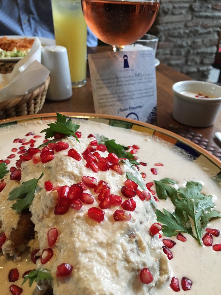 Y la vida me sorprendió con otro delicioso #ChileEnNogada
Gracias! <a href="/casareynapuebla/">CASAREYNA</a> 
Recuento 9/8415