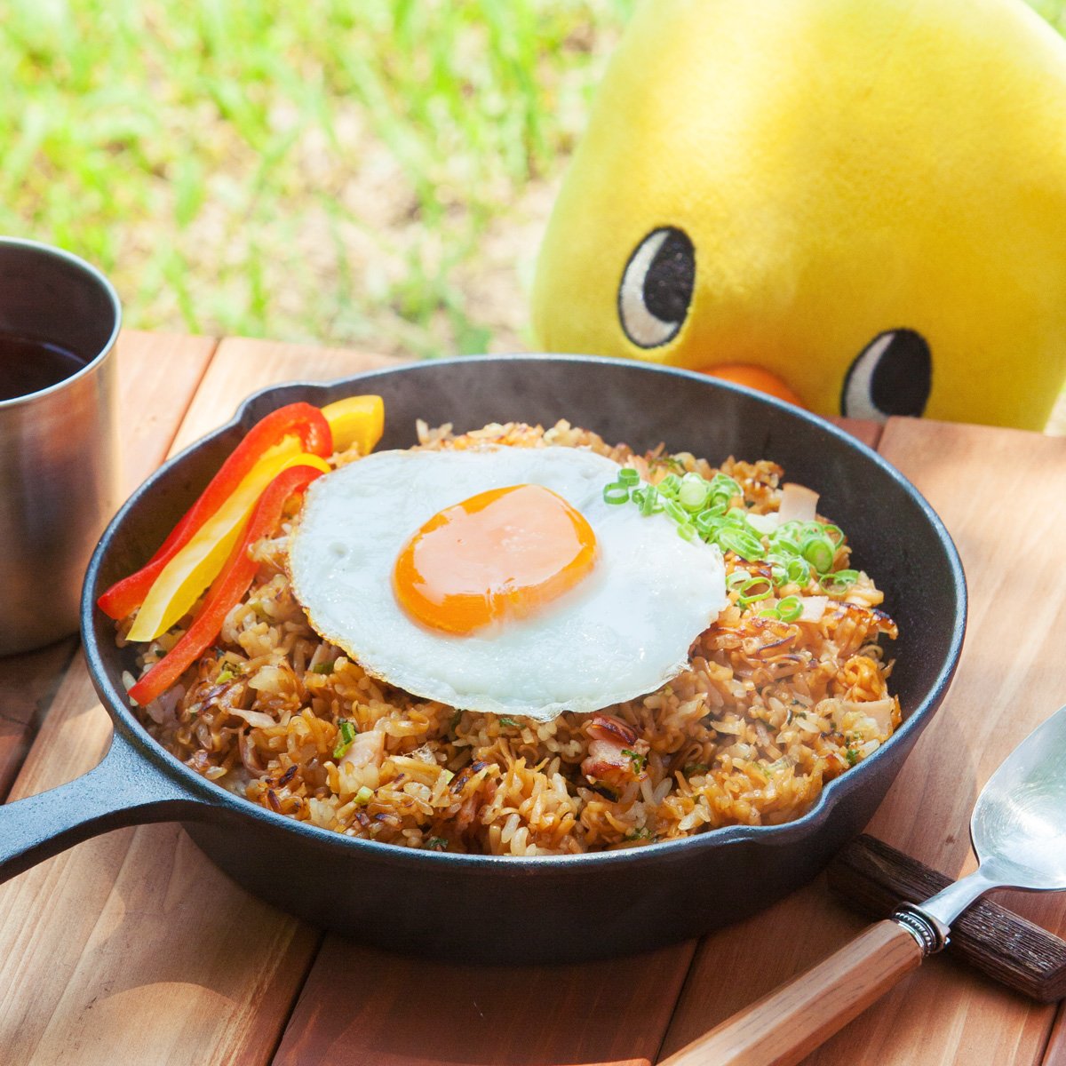 「まだまだ暑さが残りますね。
そんな日は冷たい飲み物と、チキンラーメンにご飯を混ぜ」|チキンラーメン ひよこちゃんのイラスト