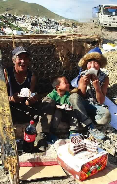 Аав нь хүүгийнхээ төрсөн өдрөөр хогны машины жолоочид бялуу захиалан авчруулжээ.Аз жаргал хаана ч бий.
#гэнээ