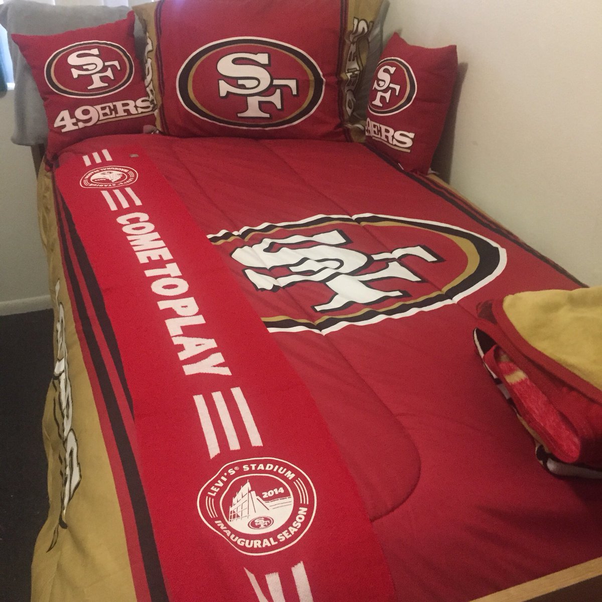 10lolowilliams's tweet image. #SuiteSquadContest pre game ritual always have your bed made before game time. 💛❤️💛❤️💛‼️