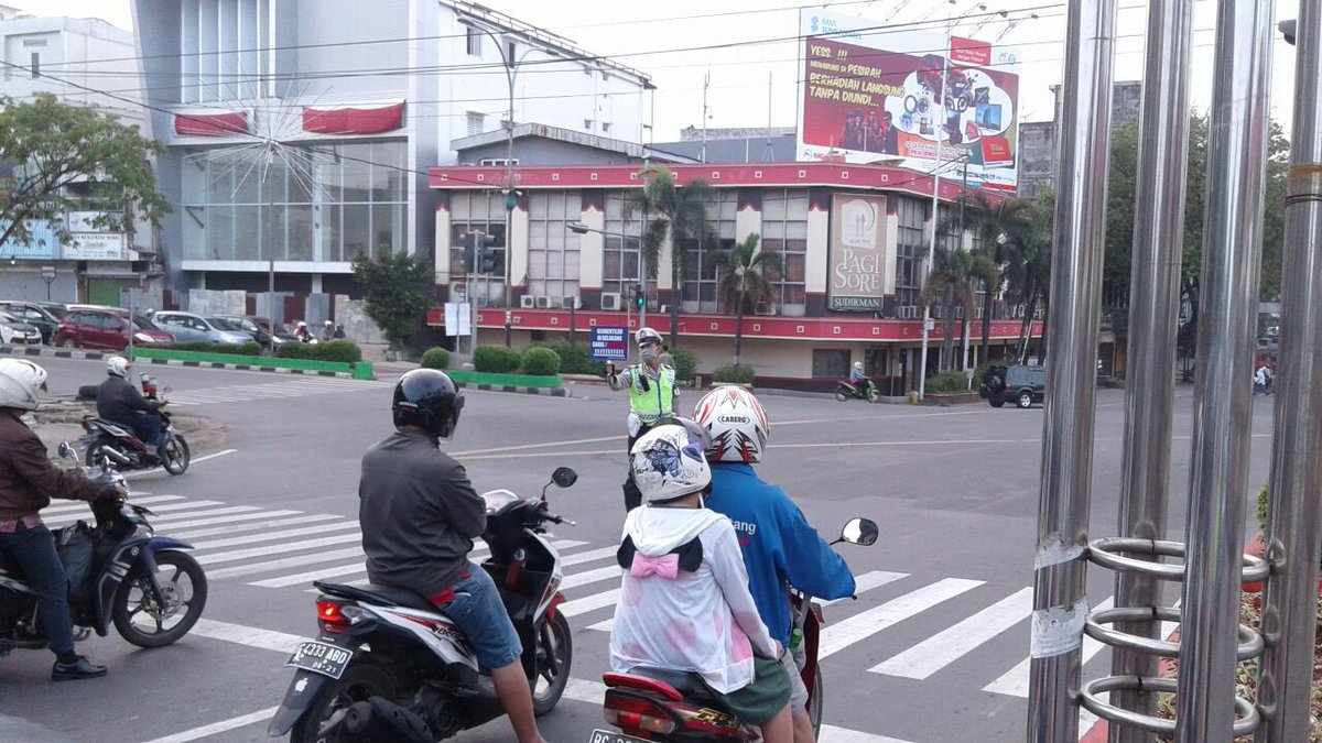 lantasplmbg's tweet photo. Giat memberi himbauan kepada masyarakat #PolriPromoter @RTMCPoldaSumsel https://t.co/c0YU5Xb4qu