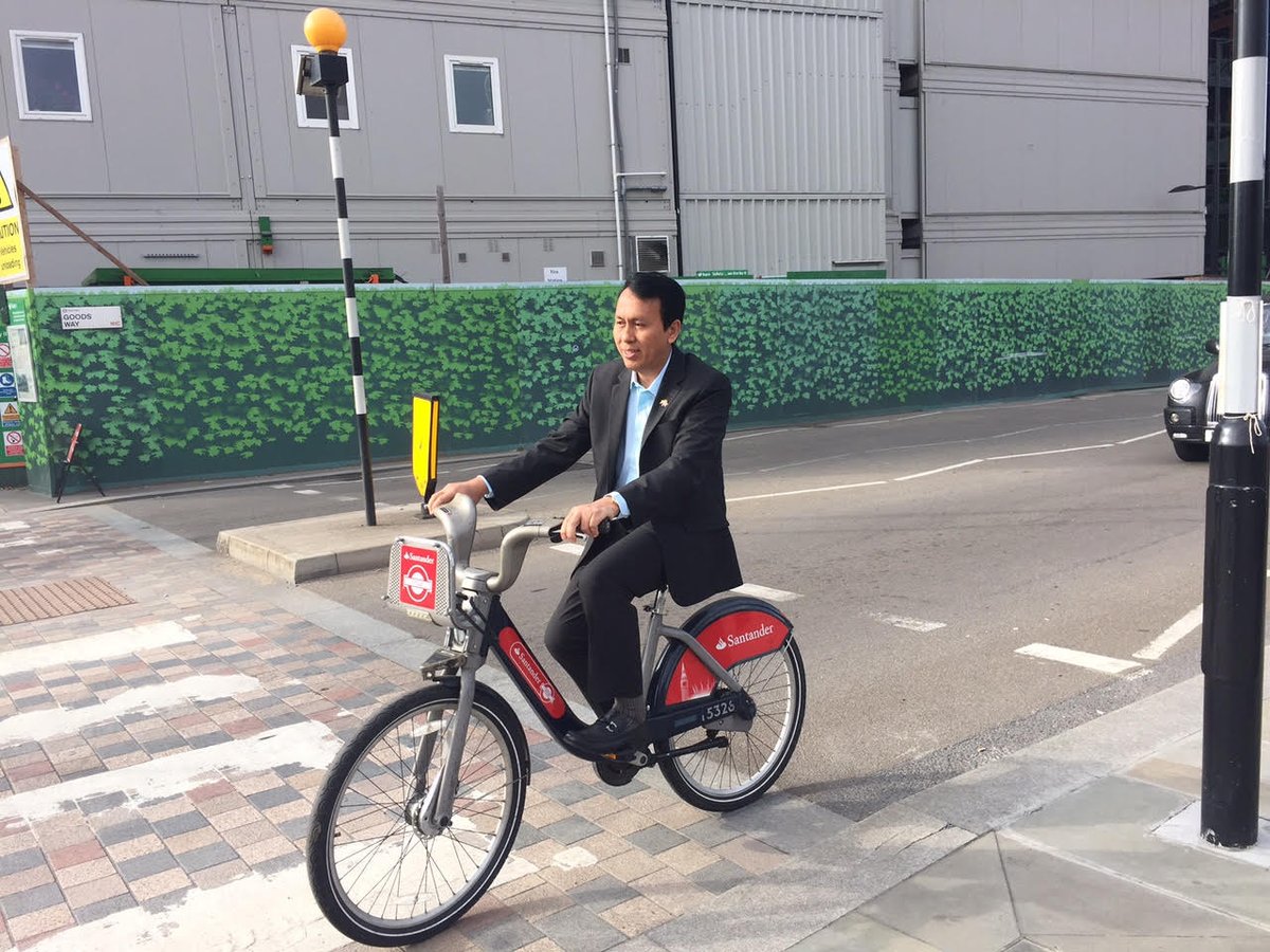 Yangon Chief Minister Phyo Min Thein tried out a ‘Boris Bike’ in London.