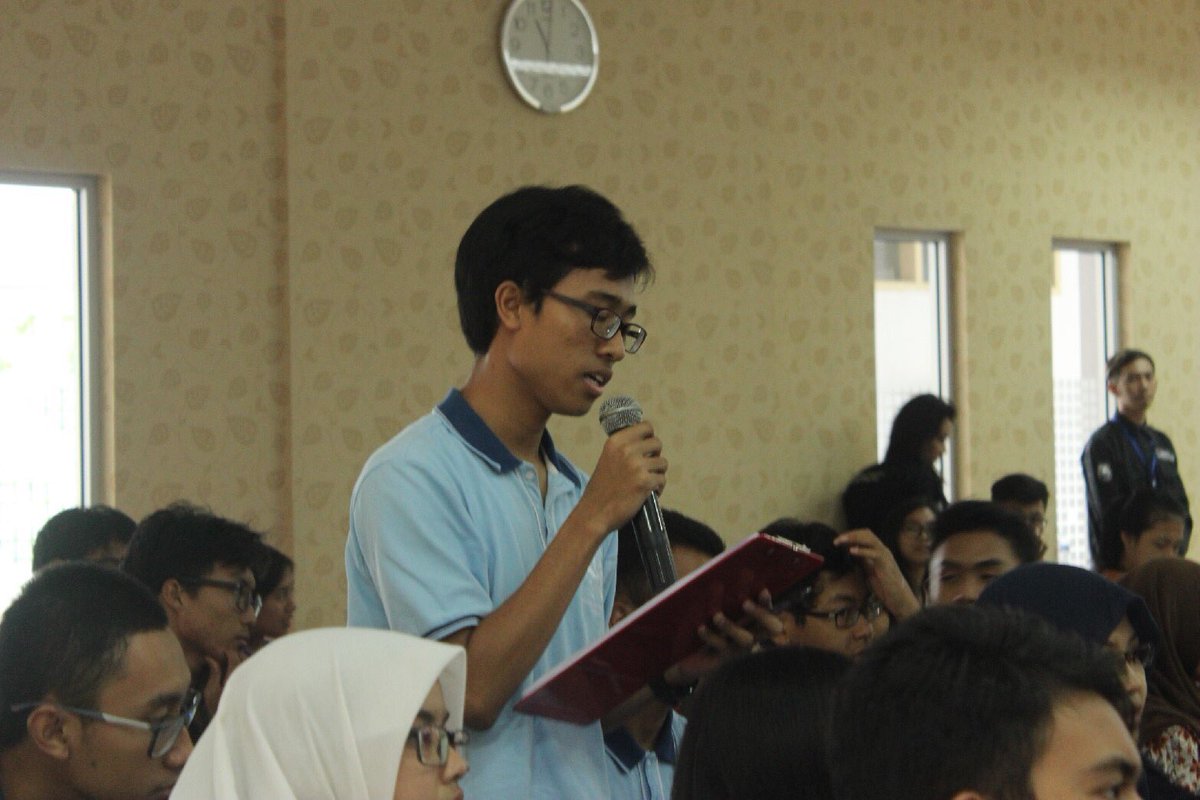 During discussion, participants are giving out question toward Indonesia-EU Bilateral Relation Seminar speakers.