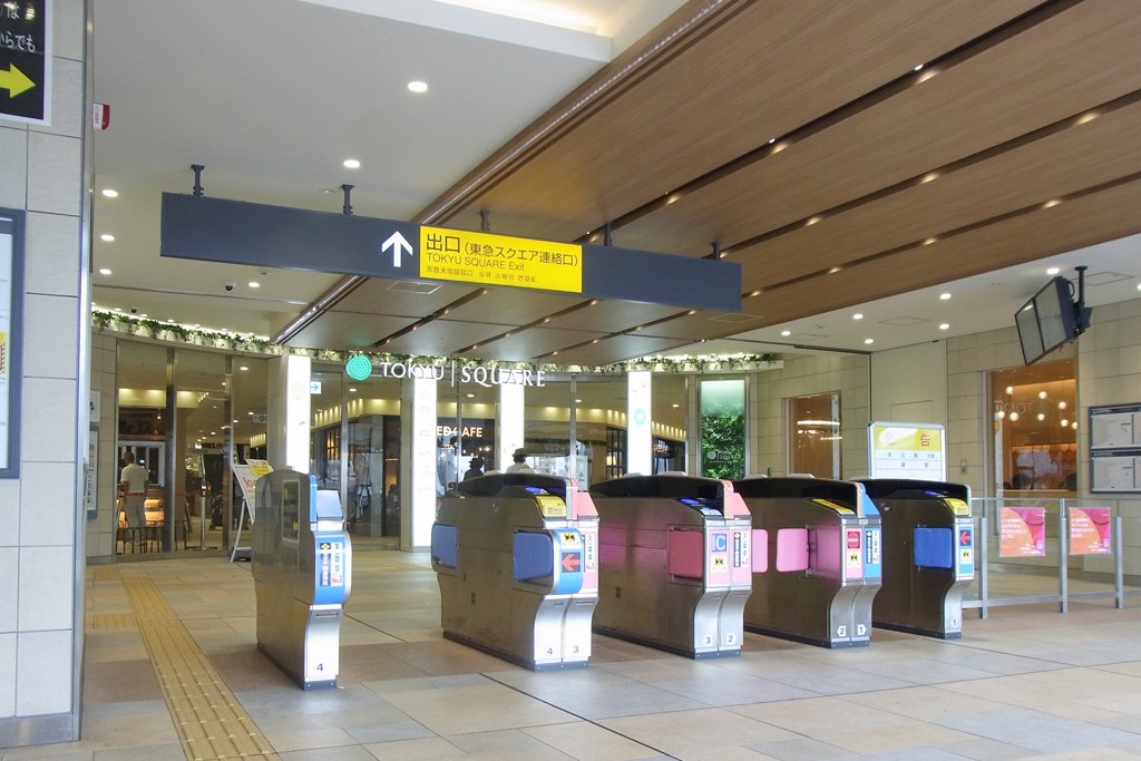 東急電鉄 公式 のるるんと一緒 בטוויטר 東急線のホームには武蔵小杉東急スクエア連絡口のエスカレーターもあります 4階のグルメフロアに直結 改札口では線路を見下ろせますよ おそ急の東横線 カラ急の目黒線など たくさんの車両が行き交います おそ急さん 武蔵