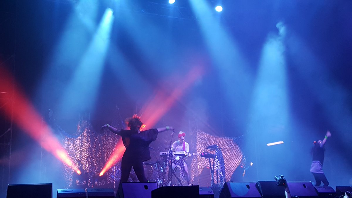 holmenswift's tweet photo. pics of some legends too x #laneway2016 https://t.co/jWd8RkqxnT