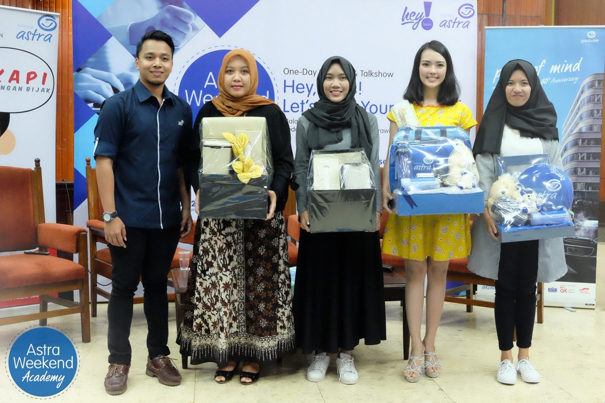 hey_speakup's tweet photo. [Astra Weekend Academy] Penyerahan bingkisan kepada narasumber Talkshow yang diberikan oleh bapak Ruby Theofelea https://t.co/SMo8WByn0N