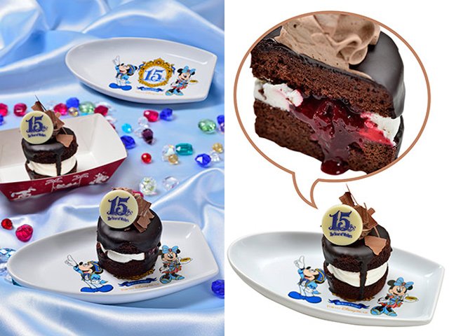 東京ディズニーリゾートpr 公式 チョコレートケーキの中のクリームにはチェリーソースが隠れています 船をモチーフにしたスーベニアプレート付きもステキ T Co 28lwwhfa62 東京ディズニーシー15周年
