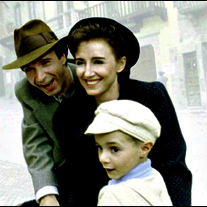 robertis_emilia's tweet photo. Buongiorno, principessa!Stanotte t'ho sognata tutta la notte.#inUnFilm~La Vita é bella~#VentagliDiparole https://t.co/zU4slvhe71