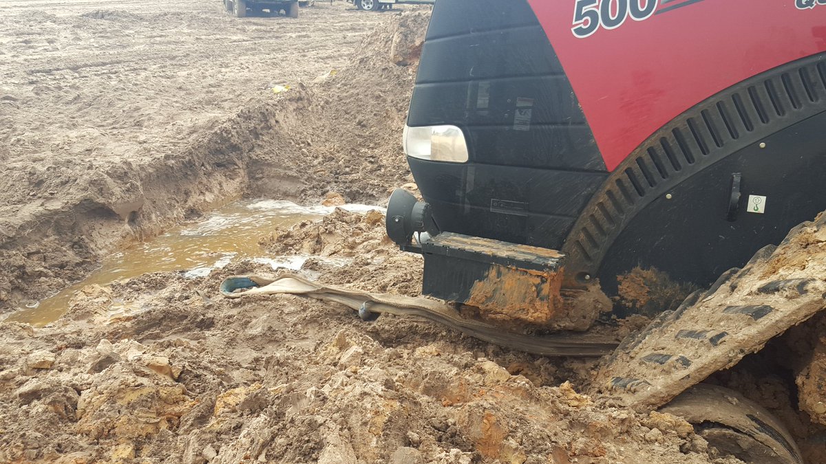 julesburty's tweet photo. @burtyjason @CaseIHAus who would have a 4wd quadtrac without difflock @MattCretty 😃 https://t.co/xQOhsBa3P9