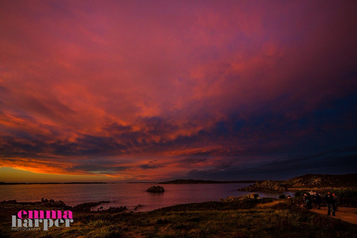 Magical #sunset at England's final frontier, #StAgnes #Scilly #nature <a href="/Nickonagnes/">Turks Head</a> <a href="/stagnesboating/">John Peacock</a> <a href="/visitIOS/">Isles of Scilly</a>