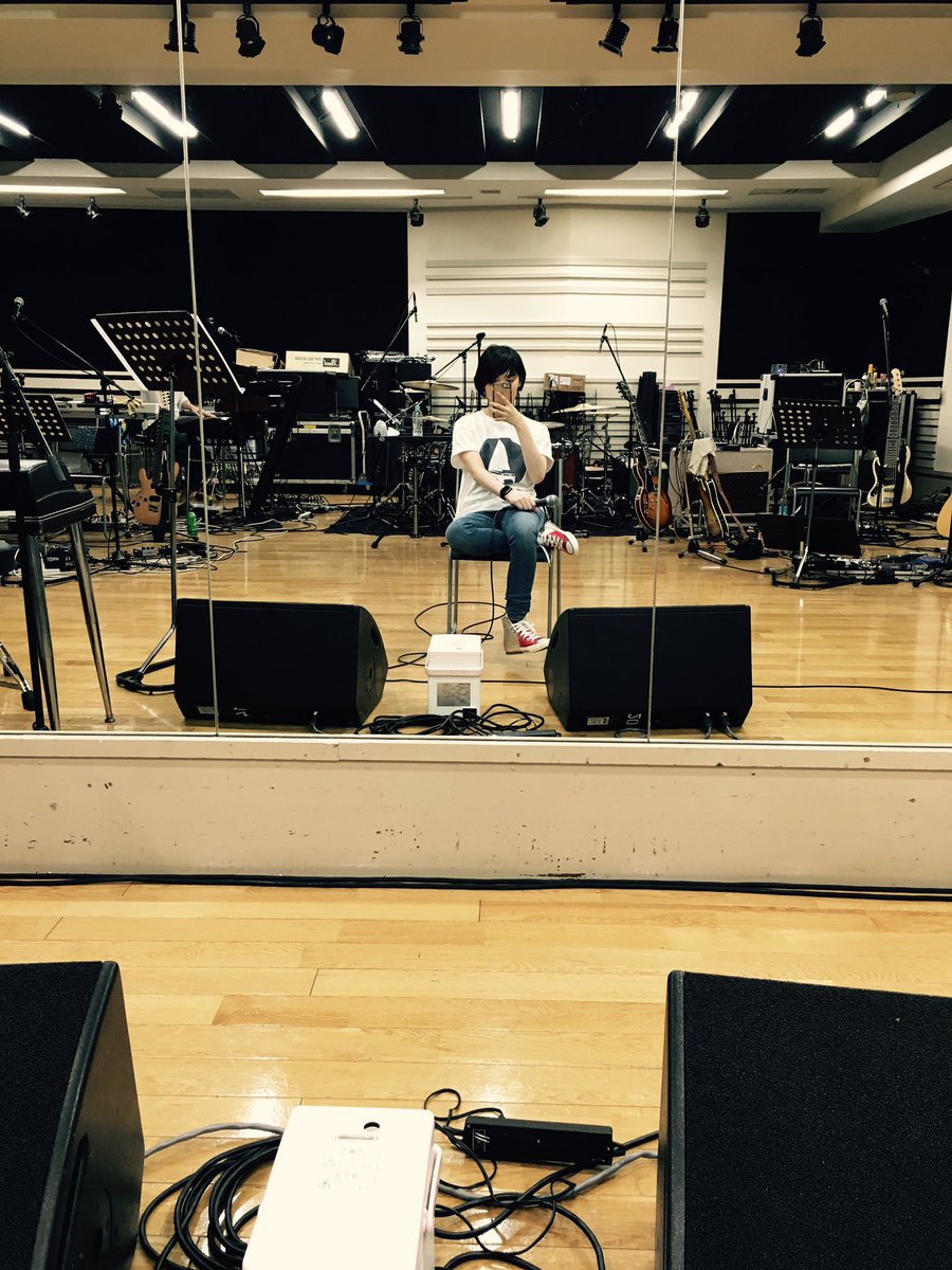 本日リハーサル。足元はジャックパーセルで！と歌いたいけど今日は違う