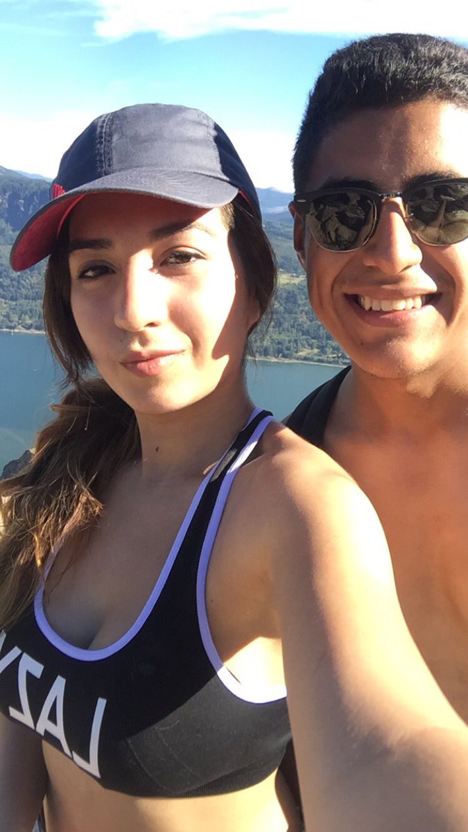 YasminPineda_10's tweet photo. New adventures with my love! Breath taking view #angelrest https://t.co/DOHjVAdlY5