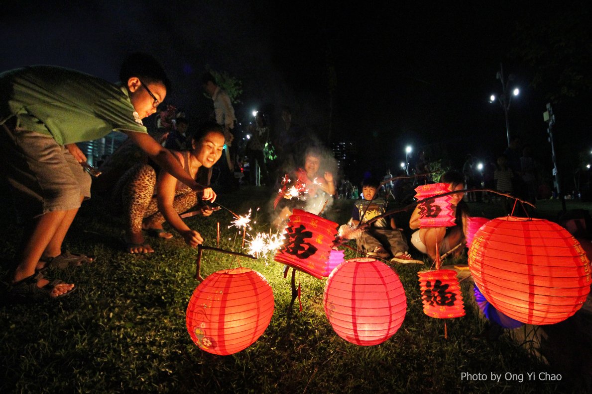 Happy Mid-Autumn Festival! Eat moon cakes and light your lanterns as you explore our #HDBeautiful neighbourhoods!
