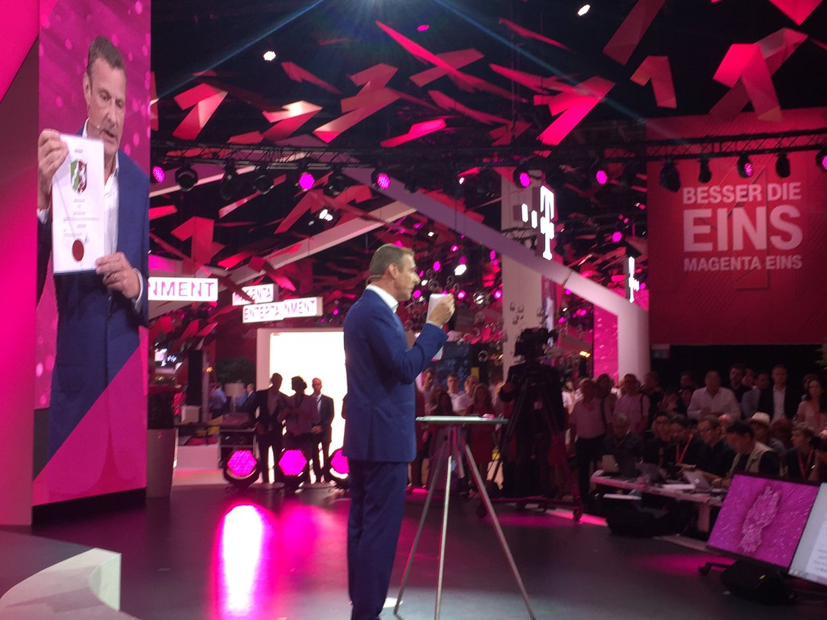 Wir bauen weiter, um den 6 Mio Haushalten, die nicht versorgt sind, auch highspeed anzubieten #telekomwall #IFA2016