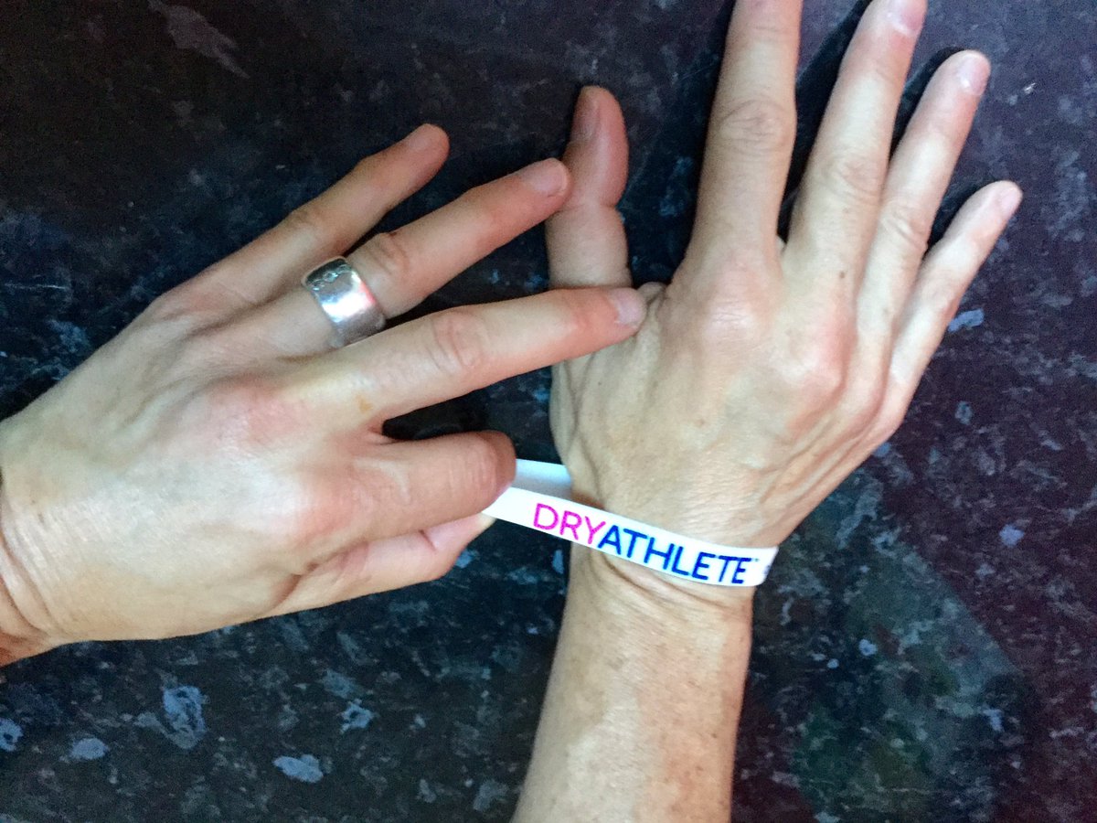 Fionasstalker's tweet photo. I think I'm meant to ping it every time I think of Prosecco ! #Ouch #Dryathon @CR_UK https://t.co/42Ld4xvosw