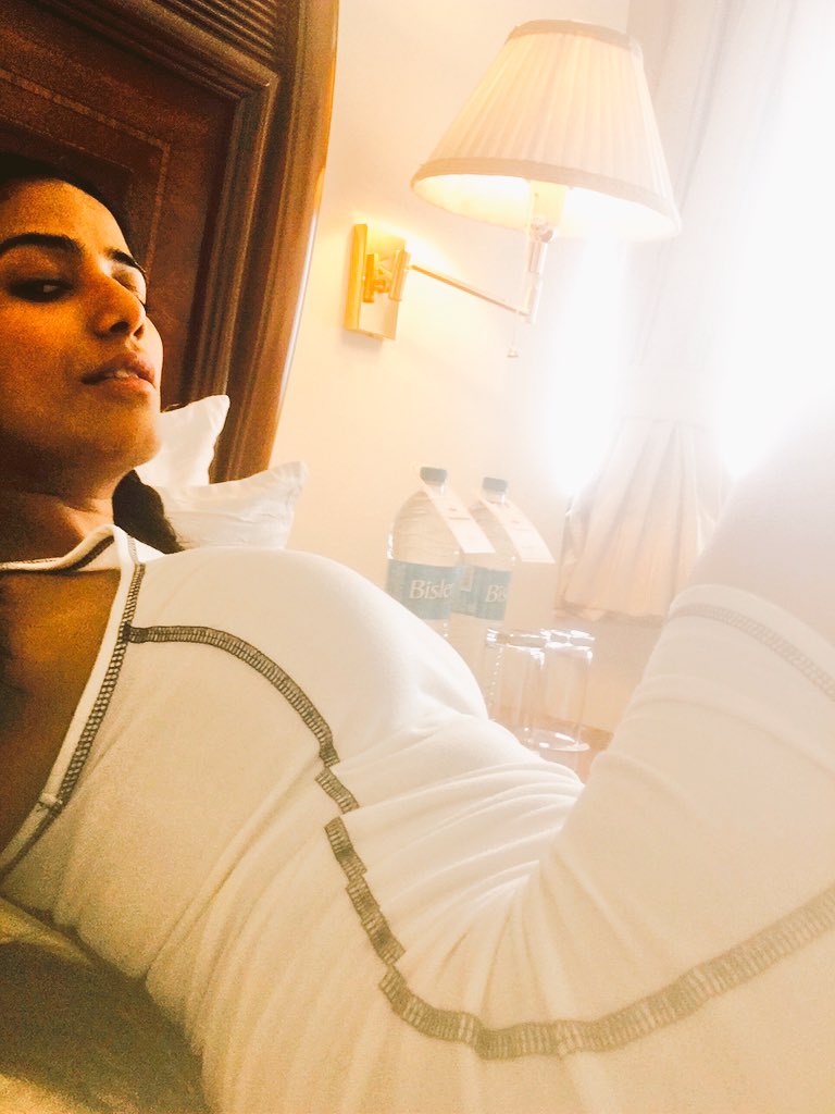 iPoonampandey's tweet photo. Namaste Delhi!! Here I am..relaxing in my room for 5 mins!! Then back to work ;) #Pressconfrence #live soon💋 https://t.co/SRmEP3NHdu